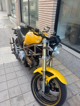 Moto Ducati Naked Amarilla