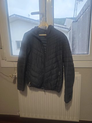 Chaqueta para lluvia gris