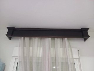 Galería de cortina en madera maciza.