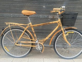 Bicicleta de paseo con estructura de bambú