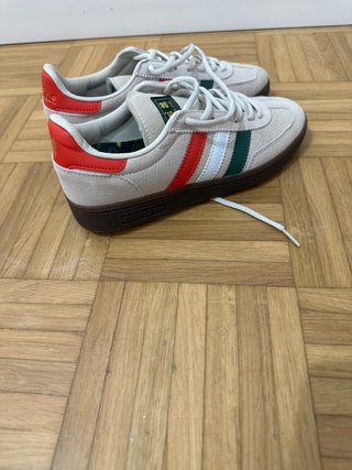 Zapatillas Adidas Handball Spezia color beige.