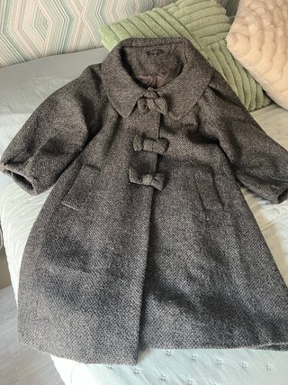 Abrigo gris con detalles de lazos, ideal para even
