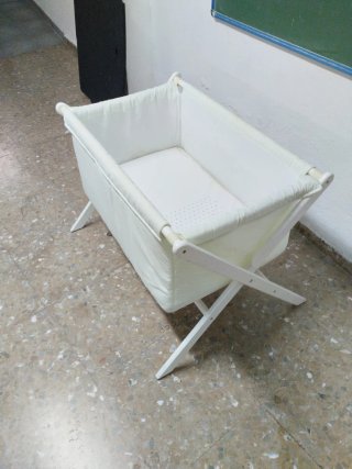 Minicuna blanca con estructura de madera