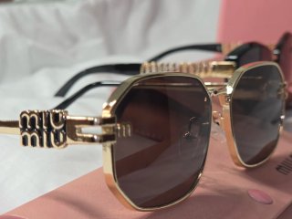 Gafas de sol Miu Miu doradas y negras