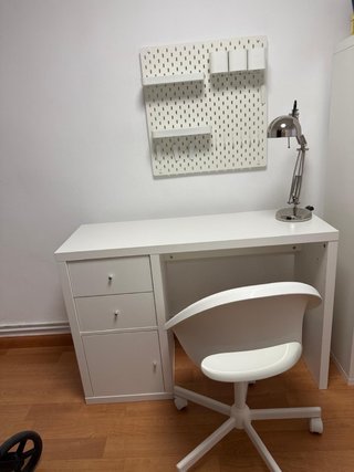 Escritorio, Silla, Lámpara, Organizador y Papelera