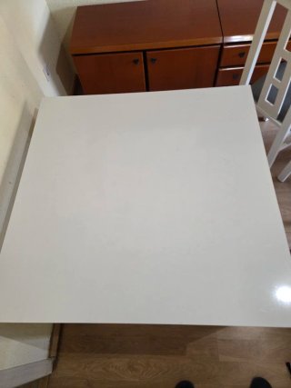 Mesa de salón blanca