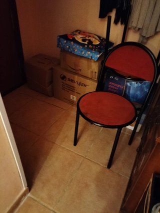 Regalo. Silla con estructura metálicayvarias cajas