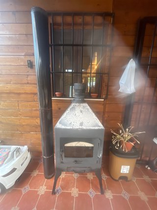 Estufa de leña metálica