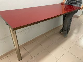 Mesa de estudio roja