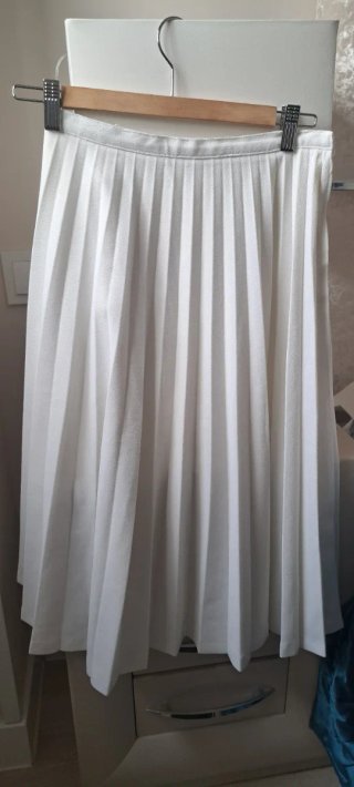 Falda plisada blanca, Largo 67 cm.