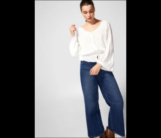 Blusa blanca con detalles de encaje