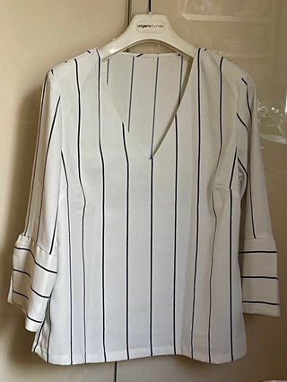 Blusa de rayas blancas y negras.