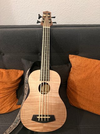 Ukelele Bajo Electroacústico Bones SP540B