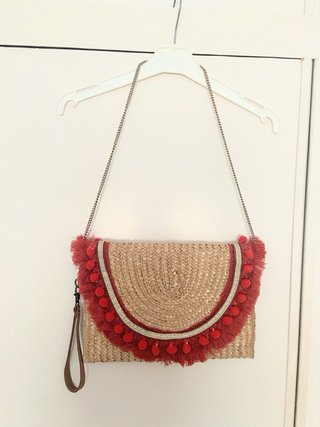 Bolso de paja con detalles en rojo