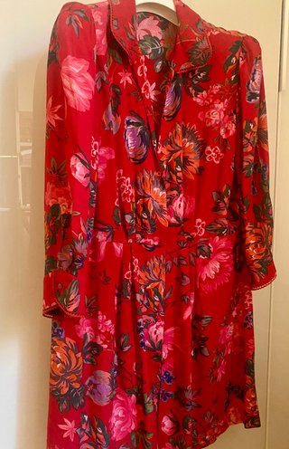 Vestido o sobretodo. Estampado Floral Rojo