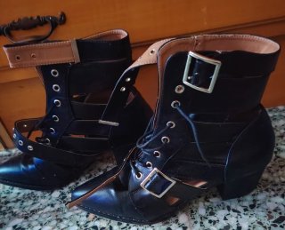 Botines Negros con Hebillas