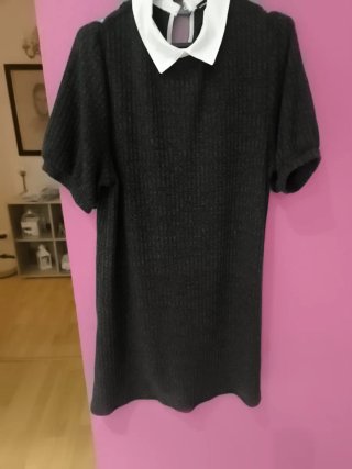 Vestido de punto negro con cuello blanco