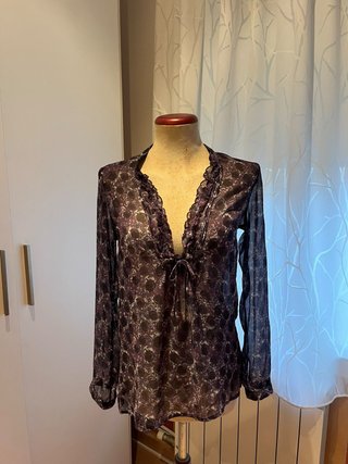 Blusa con estampado floral lila