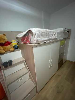 Habitación Juvenil con Cama Alta y Armario