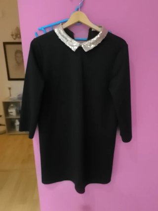 Vestido negro con cuello de lentejuelas