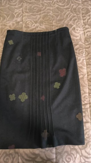 Falda midi tubo negra con detalles