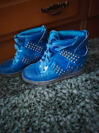 Zapatillas Azules con Tachuelas