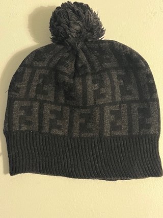Berretto Fendi con PonPon FF