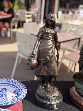 Figura de Bronce Mujer con Cántaro base de marmol