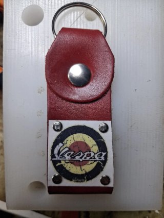 Portachiavi Vespa in pelle rossa