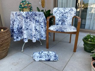 Set di mobili per la casa: sedia, tovaglia e tende abbinate