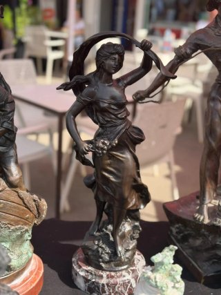 Figura de Bronce con Base de Mármol