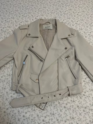 Chupa de polipiel (biker) corta blanca