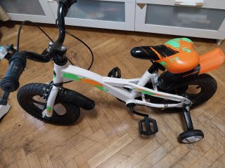 Bicicleta infantil con ruedines