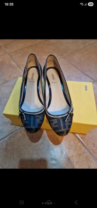 Scarpe Fendi con logo