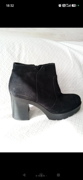 Botines de piel negros