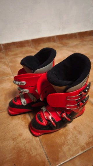 Botas de esquí rojas y negras