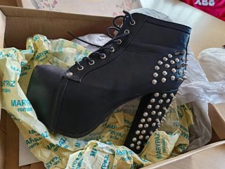 Botines imitación Jeffrey Campbell con pinchos