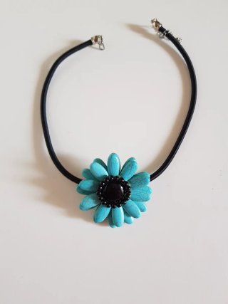 Gargantilla con colgante de flor turquesa.
