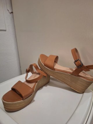 Sandalias de cuña color marrón