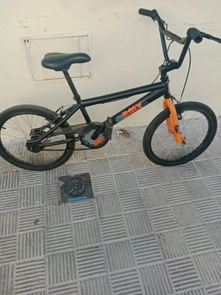 Bicicleta BMX Negra y Naranja