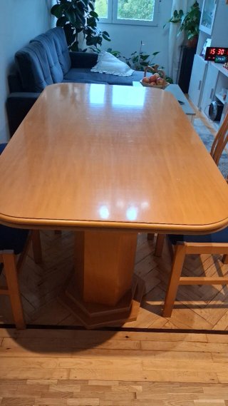 Mesa de comedor de madera