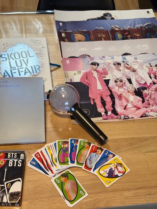 Pack BTS: Army Bomb, 2 Álbumes, Juego y Pósters