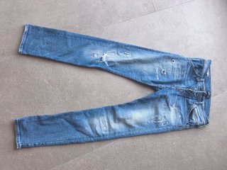 Vaqueros azules con efecto desgastado