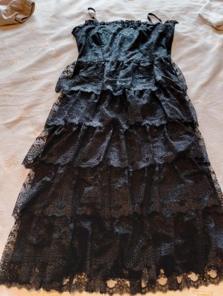 Vestido de fiesta negro con volantes de encaje