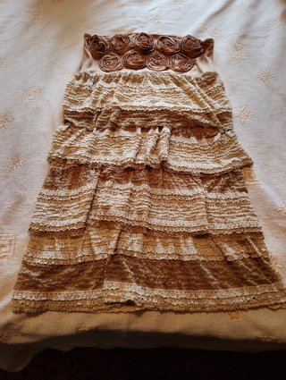 Vestido corto con volantes y flores