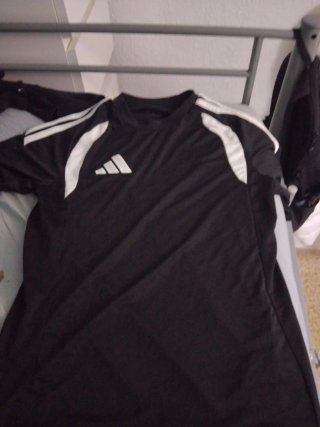 Camiseta deportiva Adidas negra