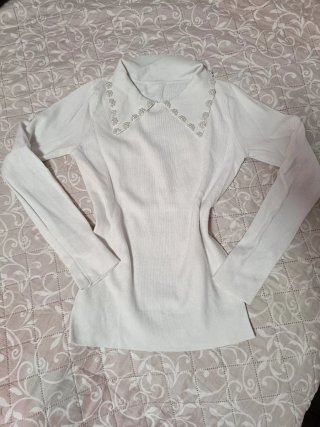 Camiseta blanca con cuello decorado con perlas