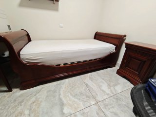 Cama de 90c de Madera con mesilla, mesa de estudio