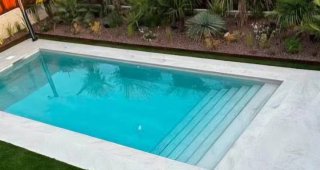 Piscina de obra con acabados en plaqueta