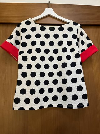 Camiseta de lunares con detalles rojos